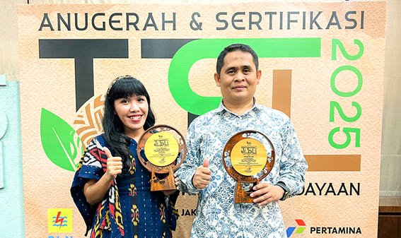 A man and woman are standing in front of a sign that says “Anugerah & Serifikasi TC 2025". The woman is holding a trophy and the man is holding another trophy. AI generated content